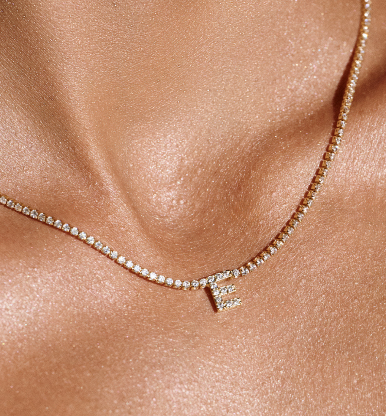 Naszyjnik typu tennis z literką E złoty NS0385