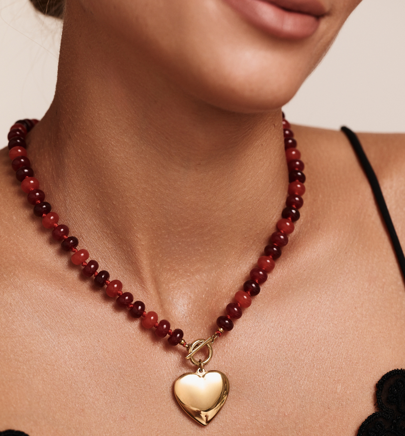 Naszyjnik z czerwonych kamieni i złotym sercem NPA1498