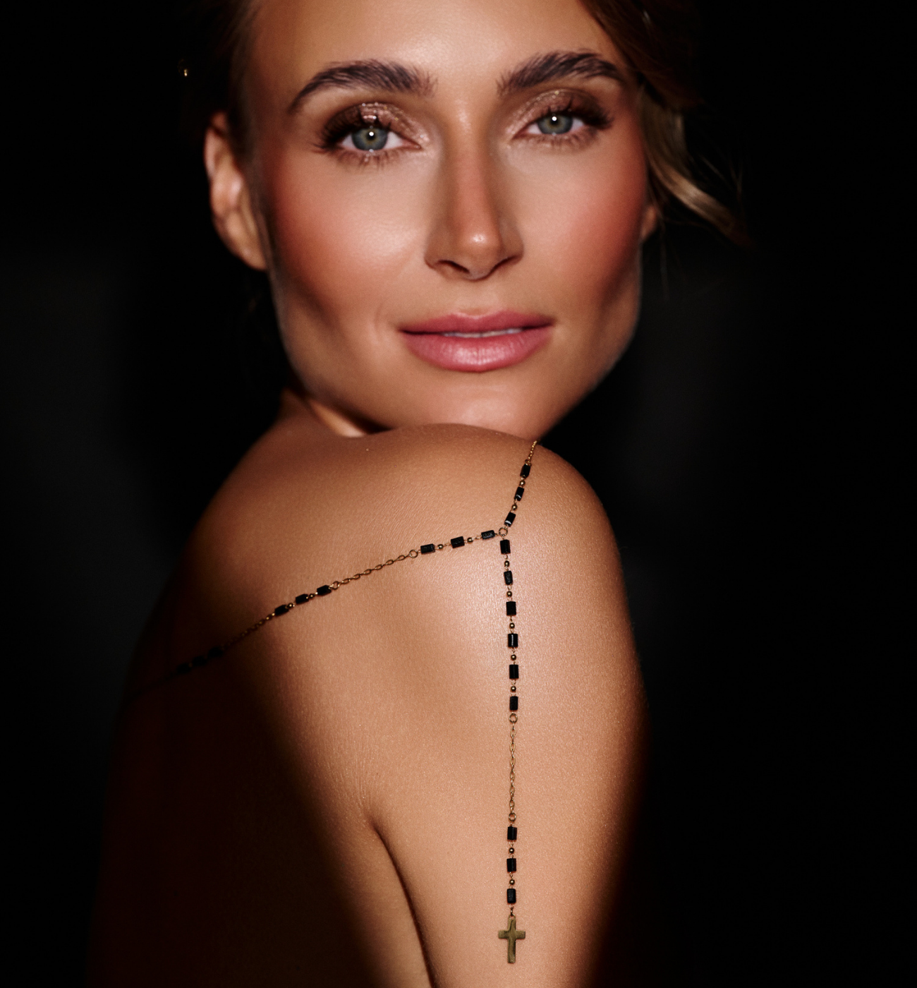 Naszyjnik różaniec z krzyżykiem i czarnymi kryształkami NSY0689