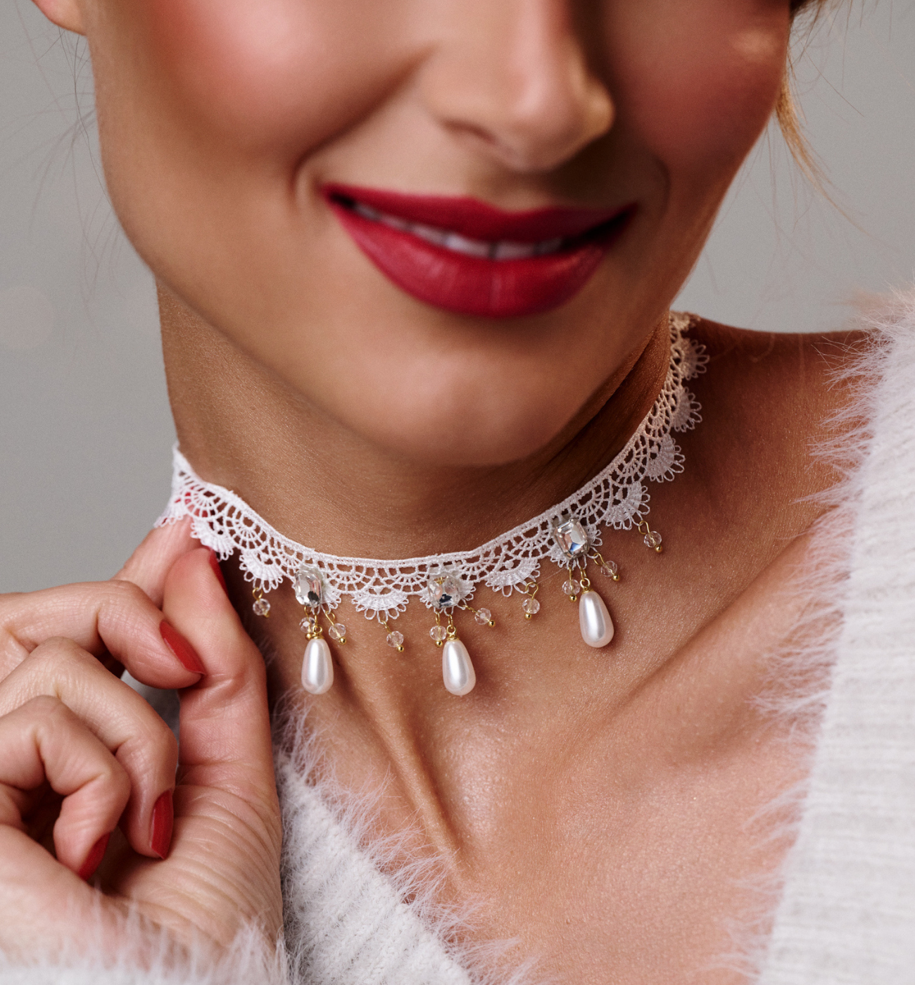 Choker koronkowy z perełkami i złotymi detalami NLU0046 - By Dziubeka
