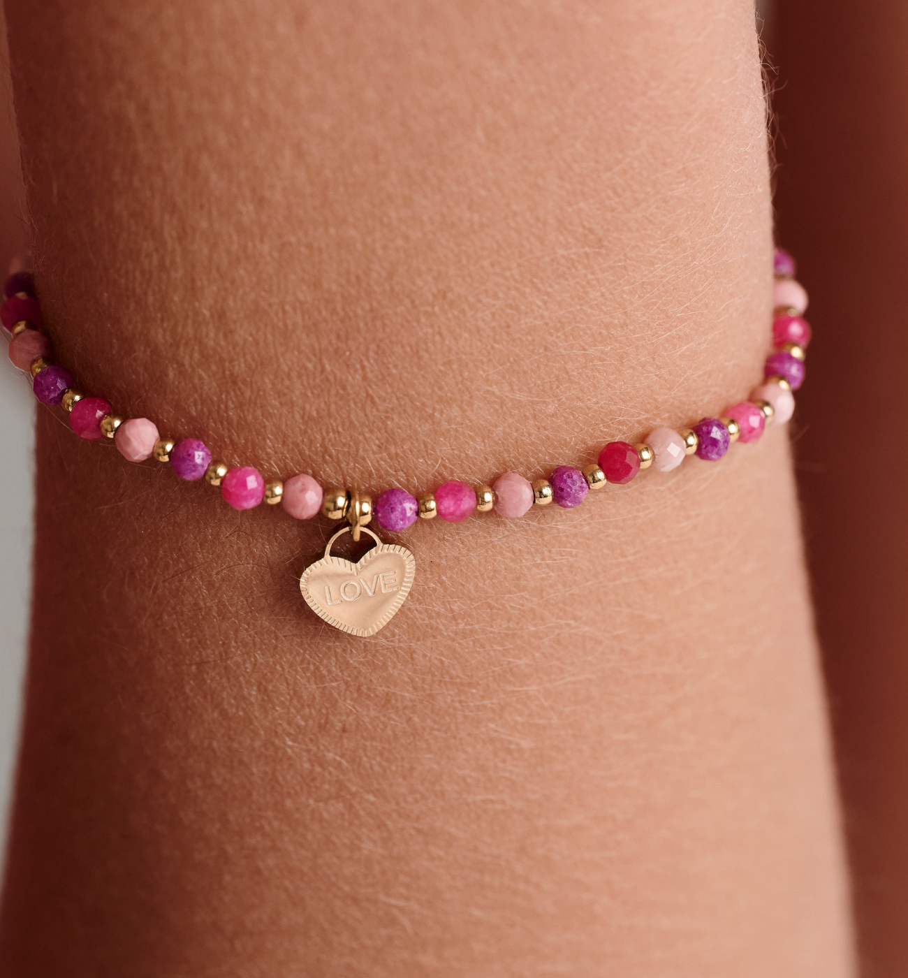 Bransoletka z kamieni w odcieniach różu z zawieszką LOVE - By Dziubeka