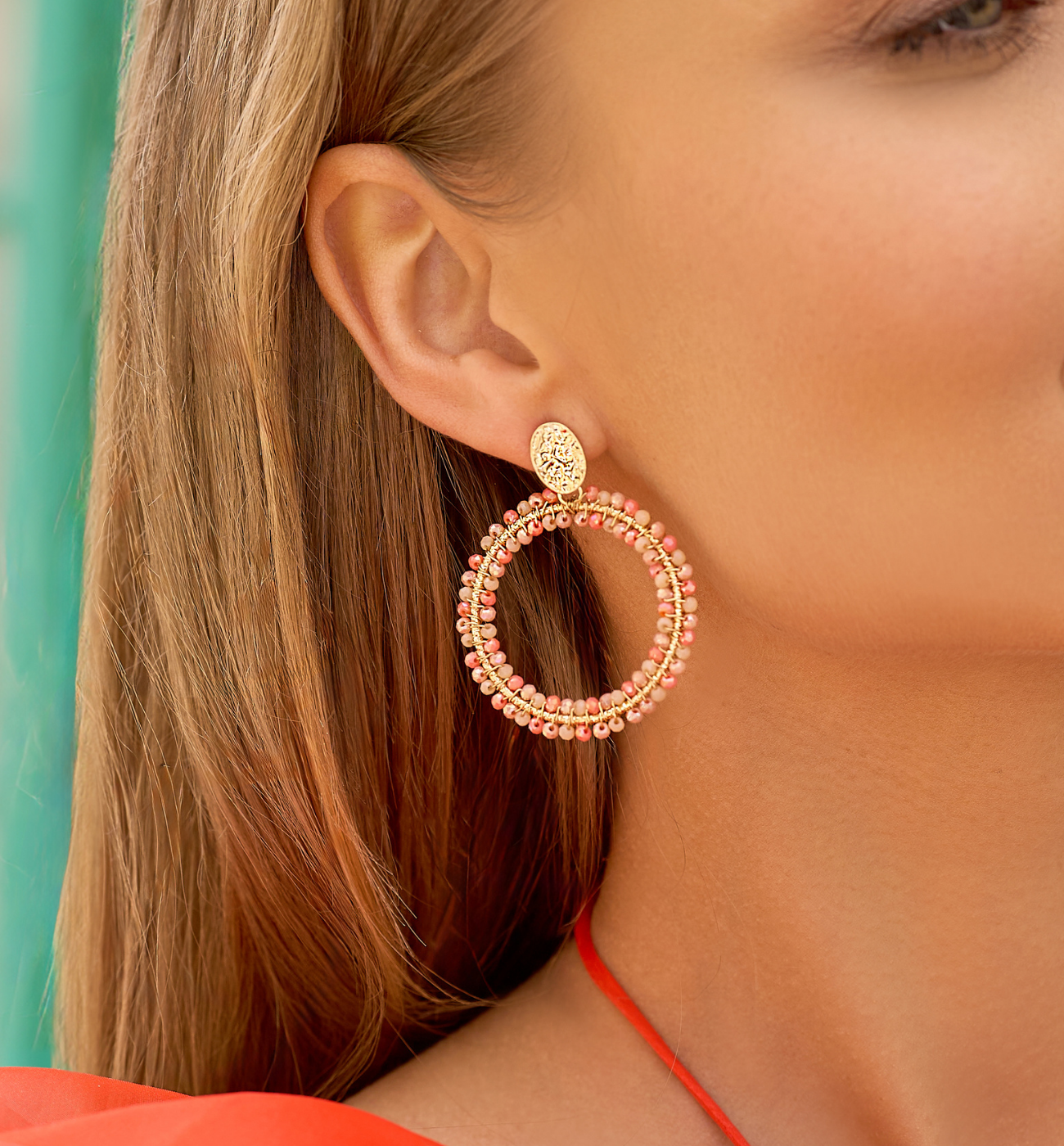 Kolczyki okrągłe z brzoskwiniowymi kryształkami KWE0209