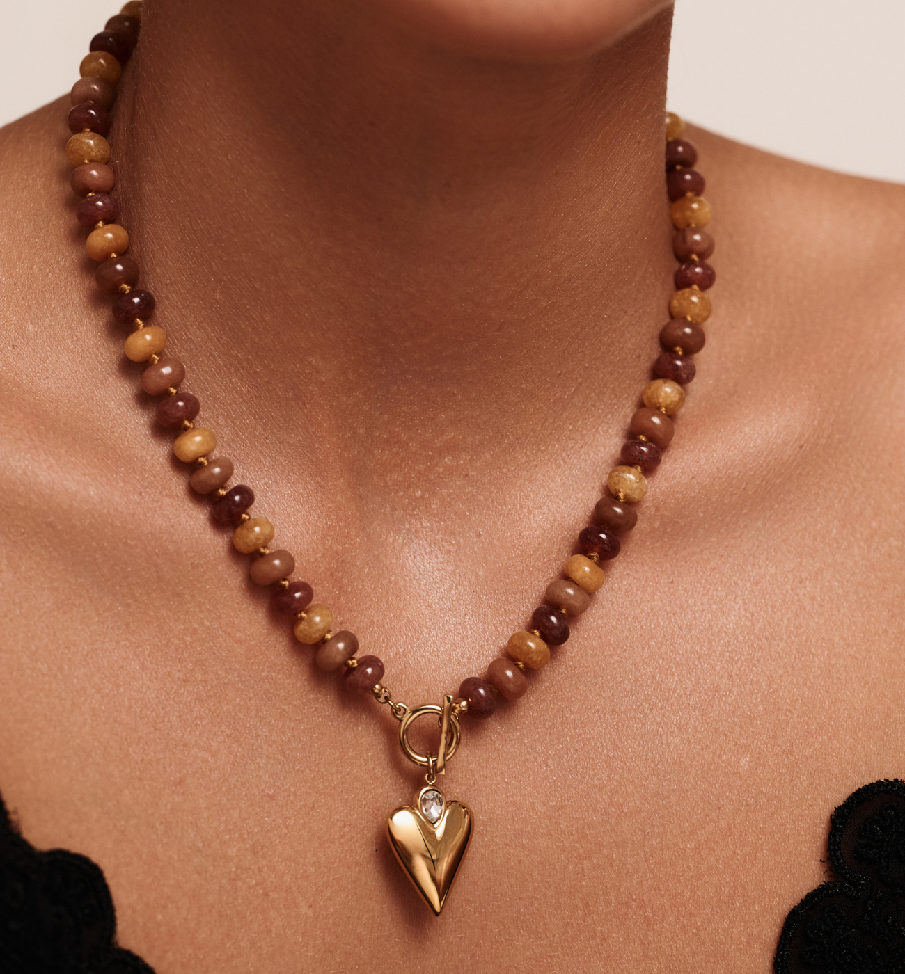 Naszyjnik z kamieni w odcieniach bursztynu i złotym sercem z cyrkonią - By Dziubeka
