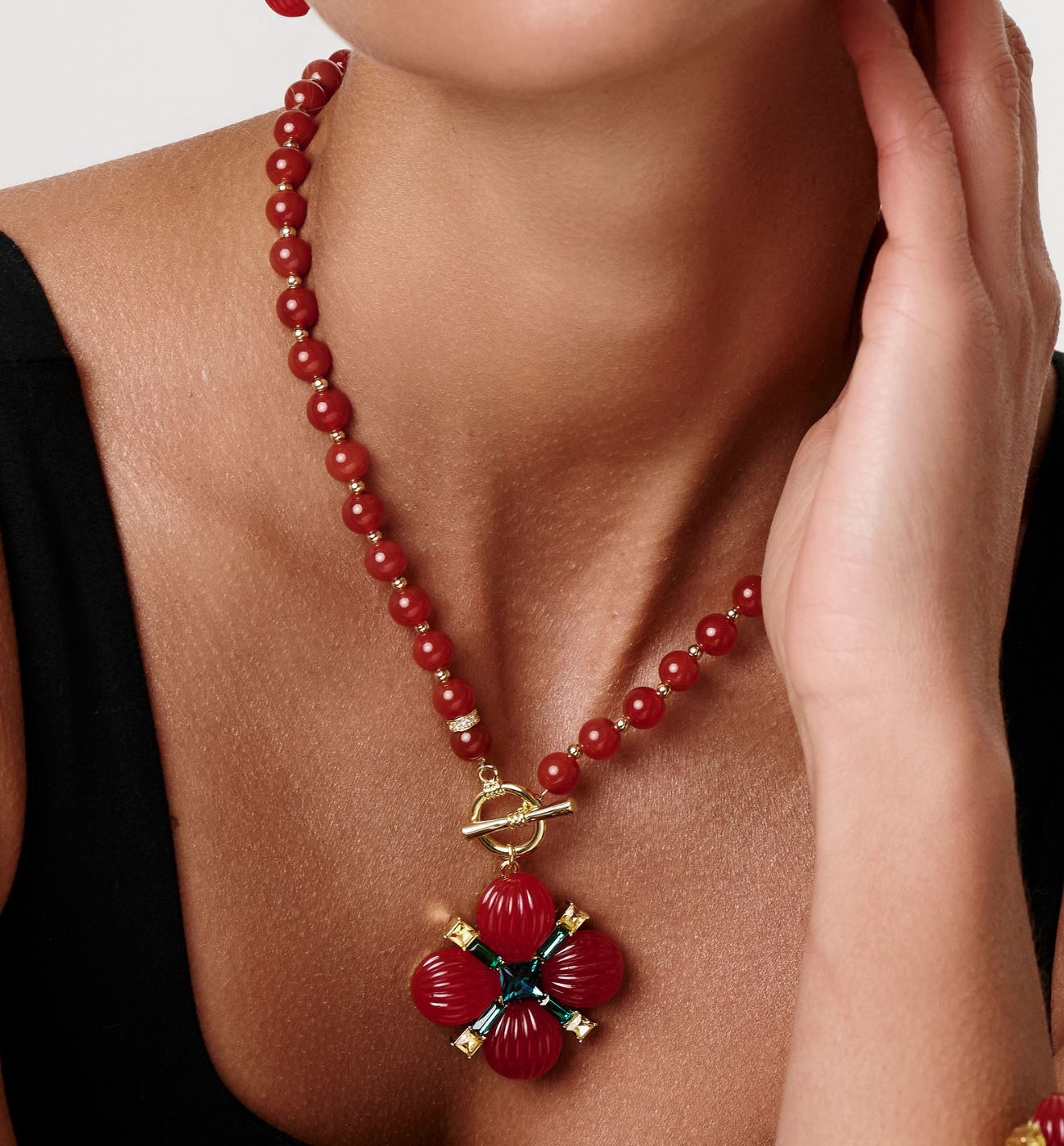 Naszyjnik z czerwonych koralików z kwiatową zawieszką - By Dziubeka