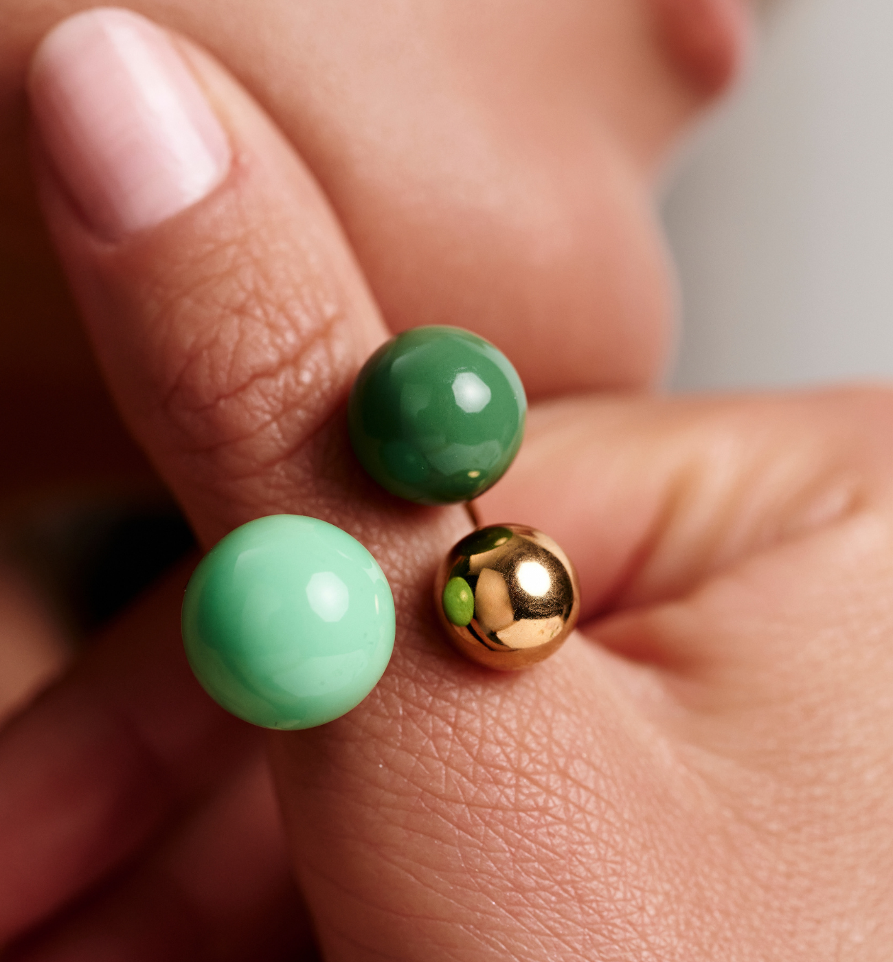 Pierścionek z kulami w odcieniach zieleni i złota PSA1116