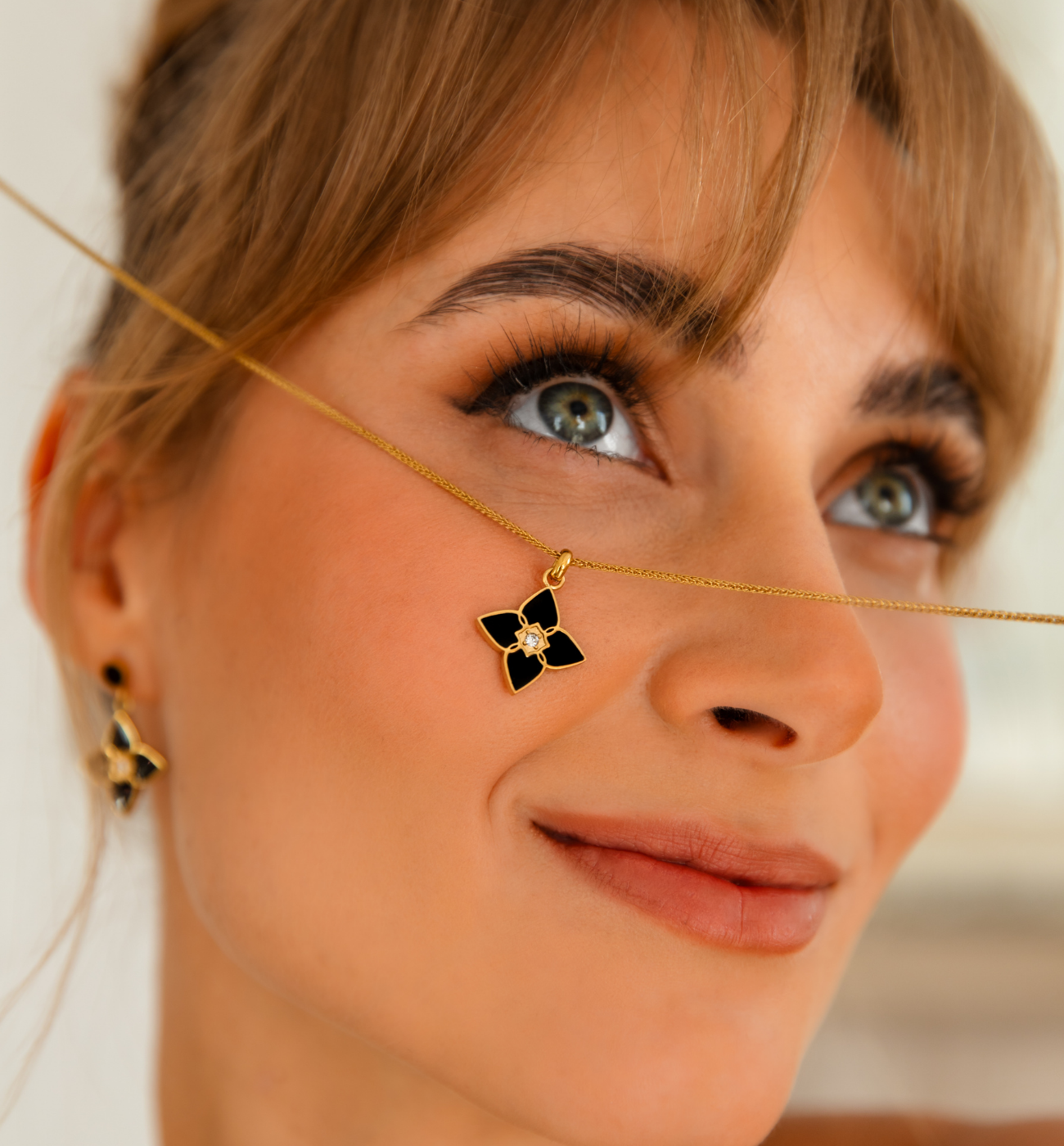 Naszyjnik z koniczynką i czarną emalią złoty NSA1323