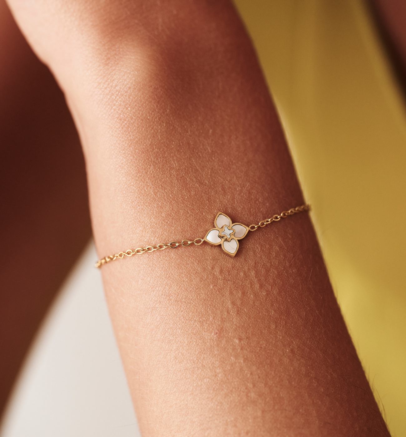 Bransoletka z motywem koniczyny z masy perłowej BSA0934