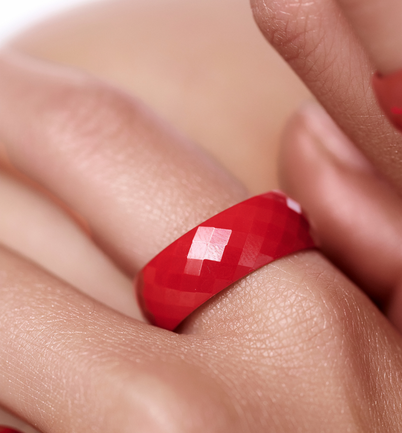 Obrączka z ceramiki czerwona fasetowana Feminine PFE0066 - By Dziubeka