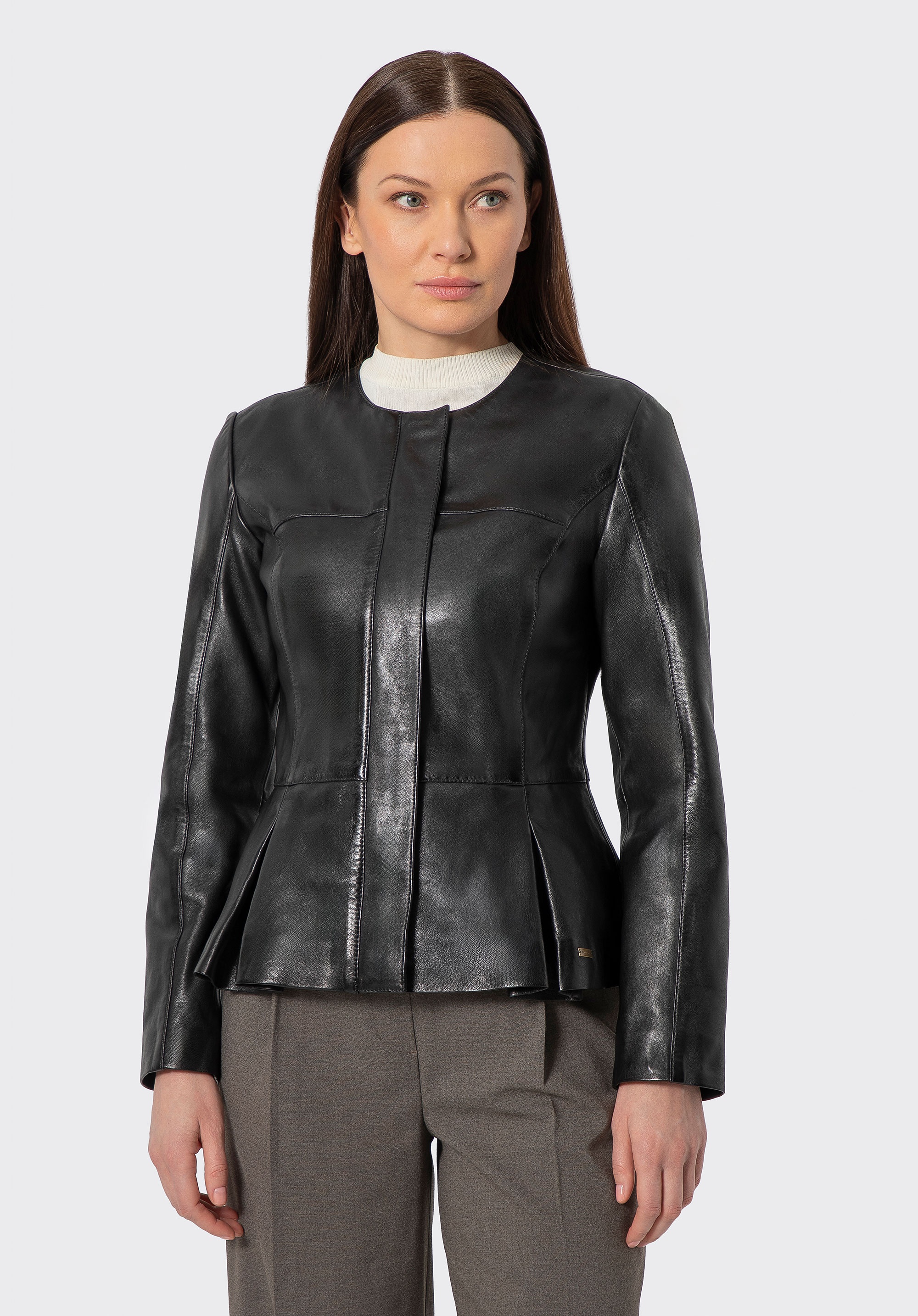 Damska kurtka skórzana z baskinką czarna