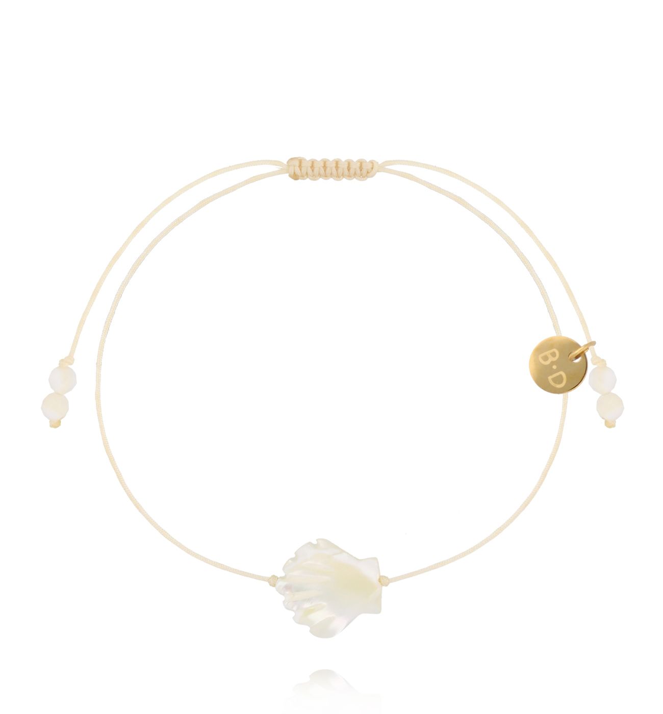 Bransoletka z muszlą na beżowym sznurku BMT0331