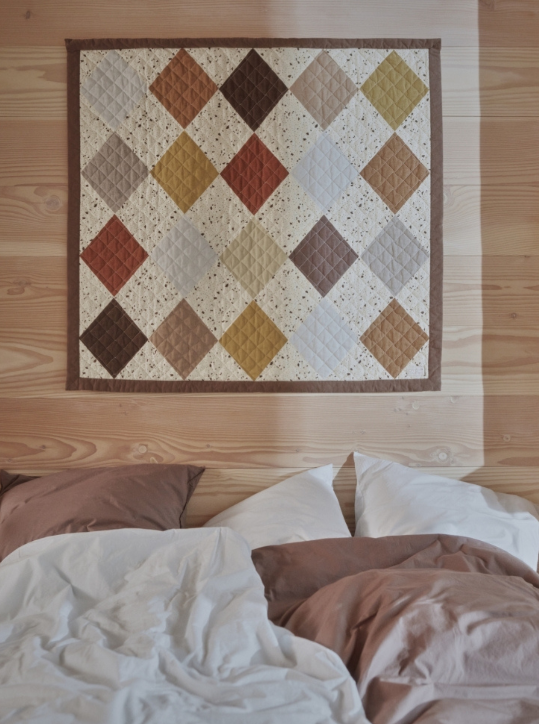 Pikowany dywanik ścienny Aya Brown - duży OYOY Living