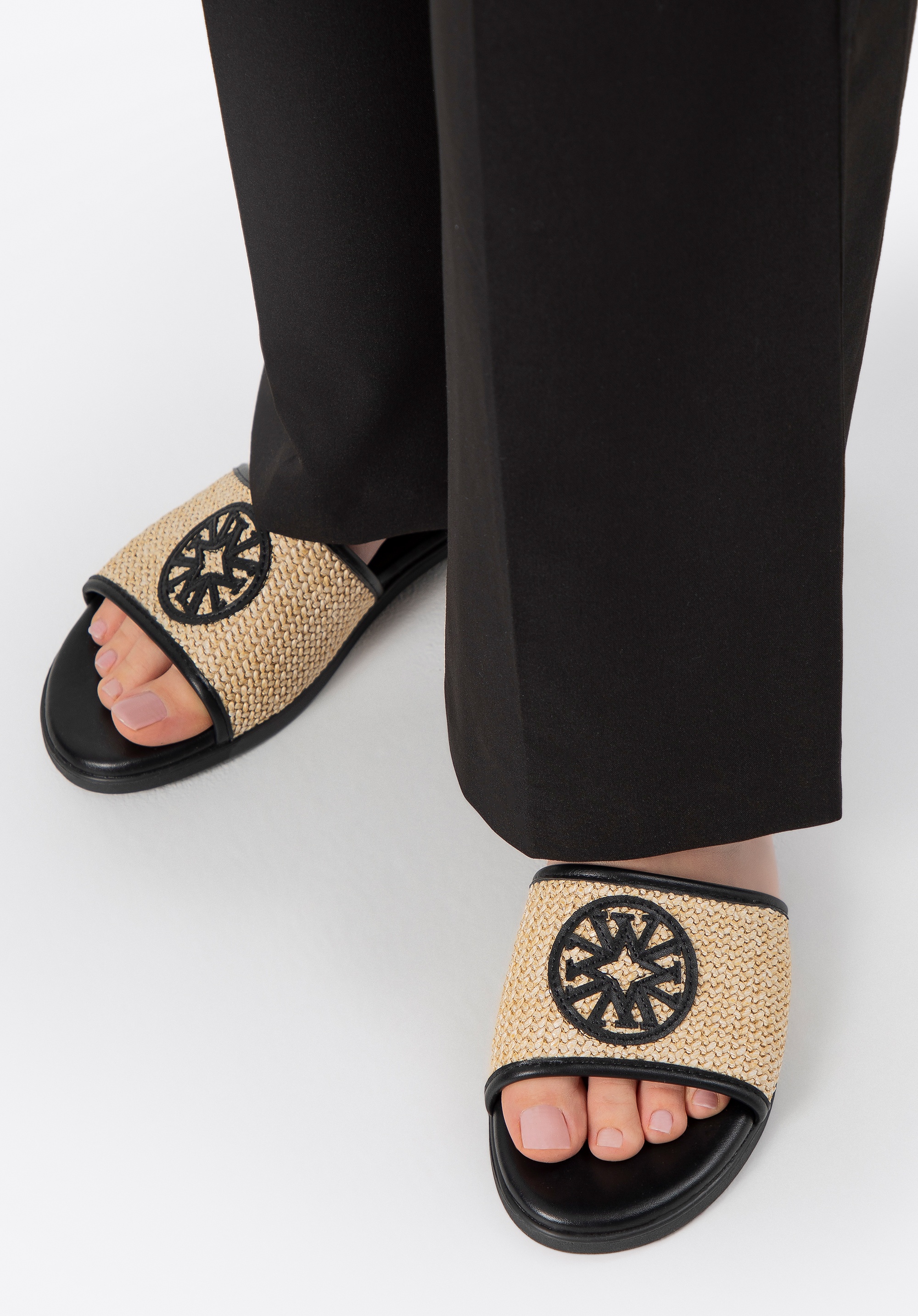 Damskie klapki z plecionej ekoskóry beżowo - czarne