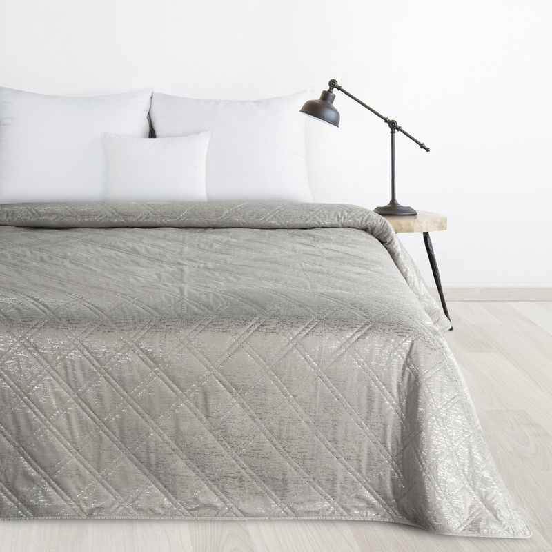 Narzuta welurowa 170x210 cm LUXO srebrna na łóżko ze wzorem