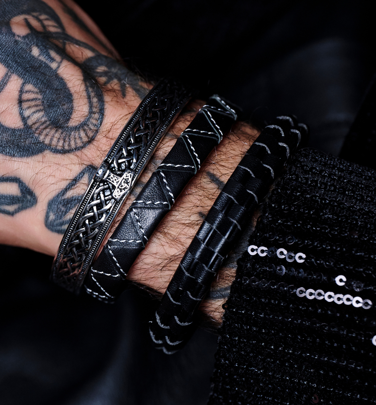 Zestaw męskich bransoletek z czarnej skóry i stalowych detal ZN0101