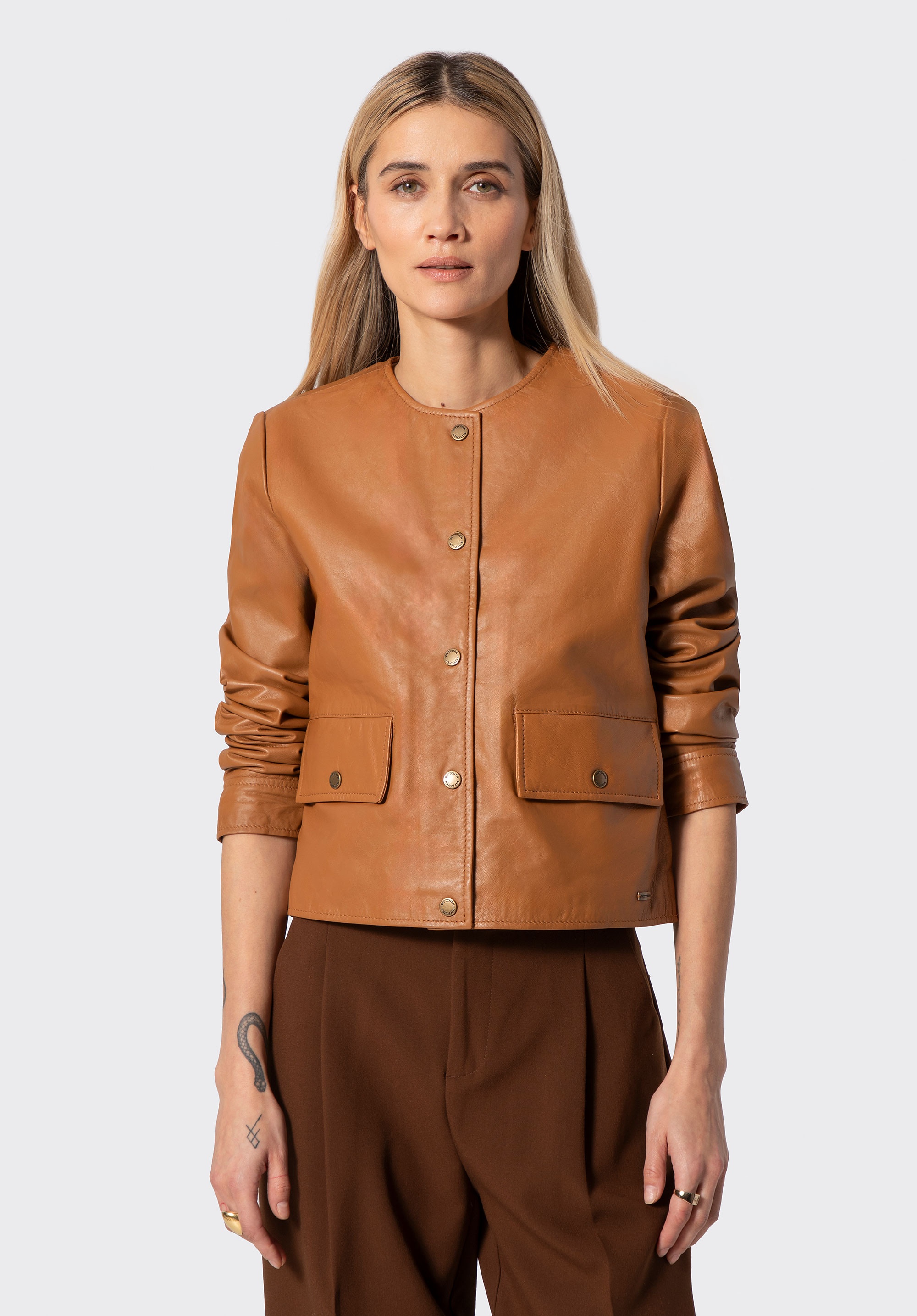 Damska kurtka ze skóry o prostym fasonie karmelowa