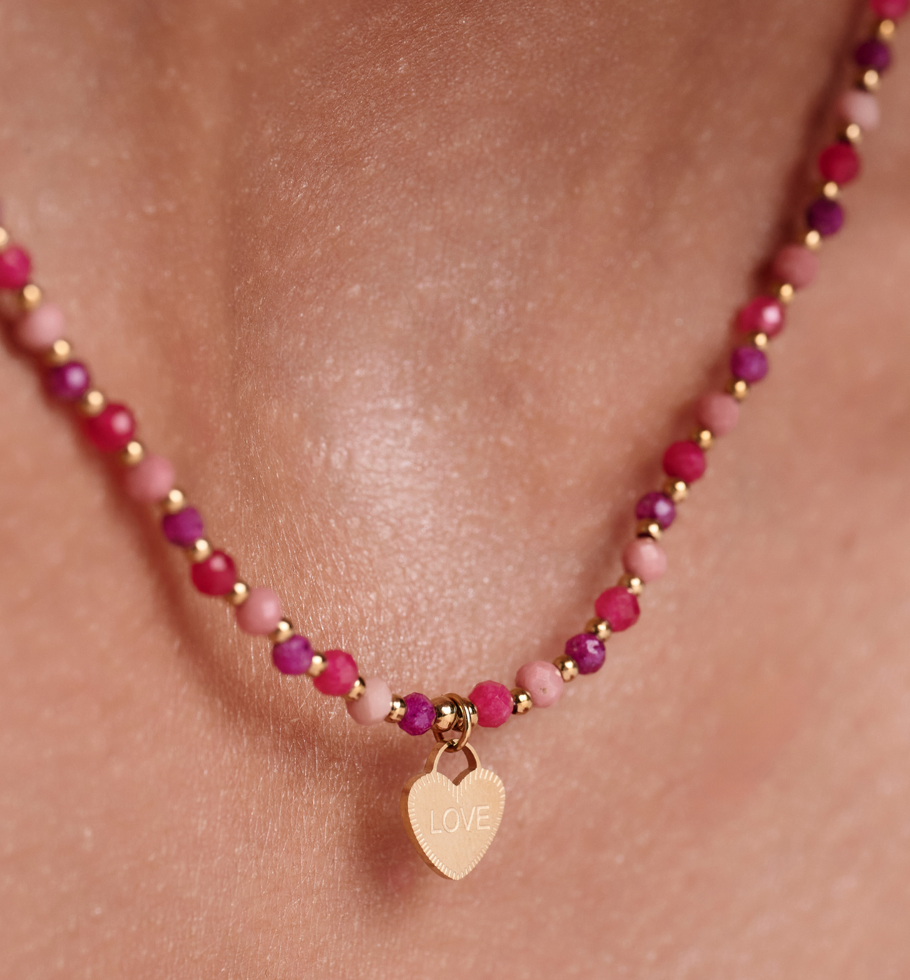 Naszyjnik fuksjowy z zawieszką LOVE - By Dziubeka
