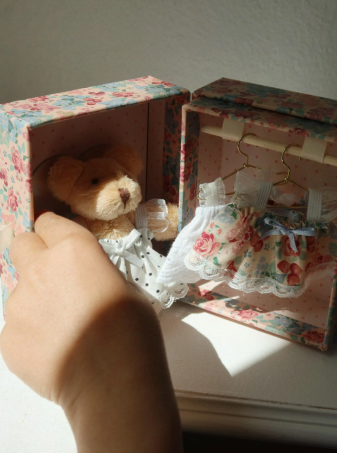 Maskotka tiny teddy dress up multi Konges Sløjd