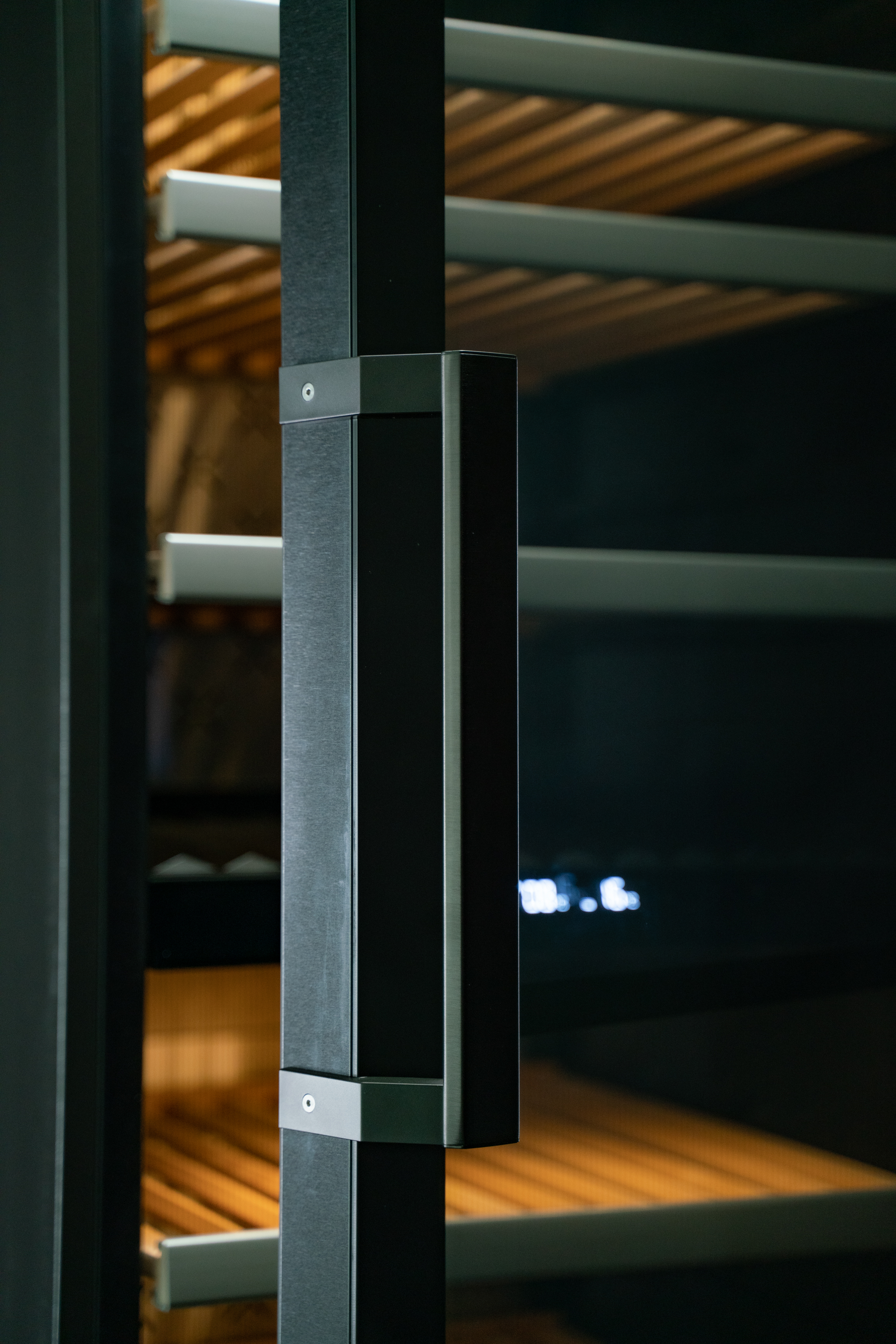 Berg BRGWM chłodziarka do wina 193 butelek wolnostojąca BRGWM193D