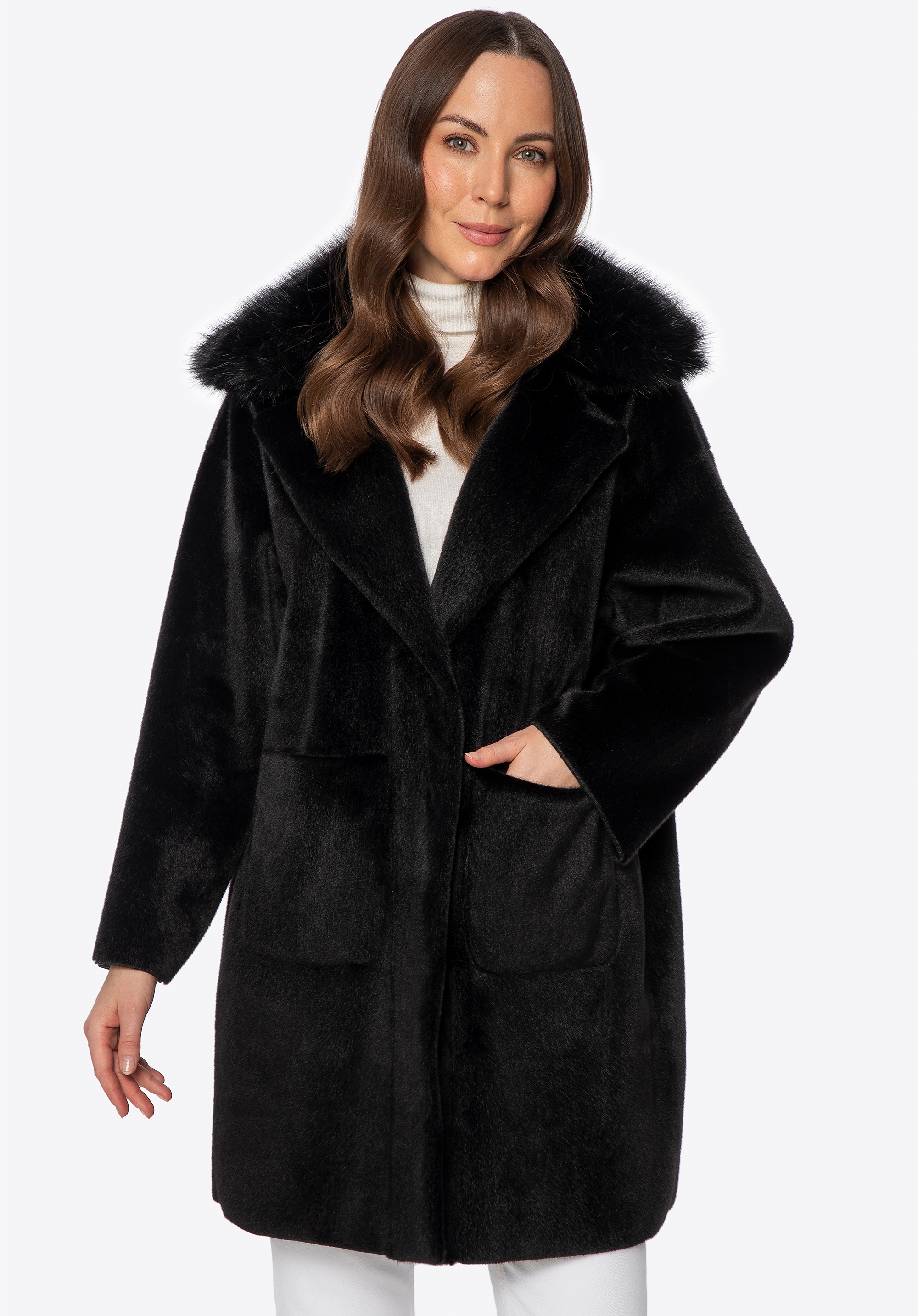 Krótki płaszcz oversize ze sztucznego futra czarny