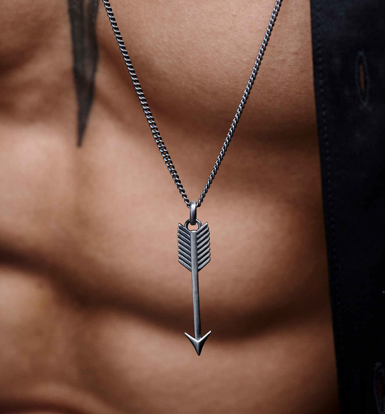 Naszyjnik męski hematytowy ze stali szlachetnej - srebrna strzała NMITC0006