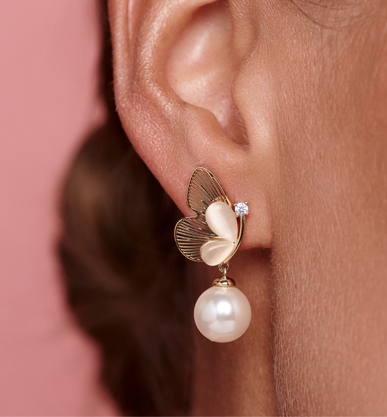 Kolczyki z perłą i złotymi skrzydłami motyla - By Dziubeka