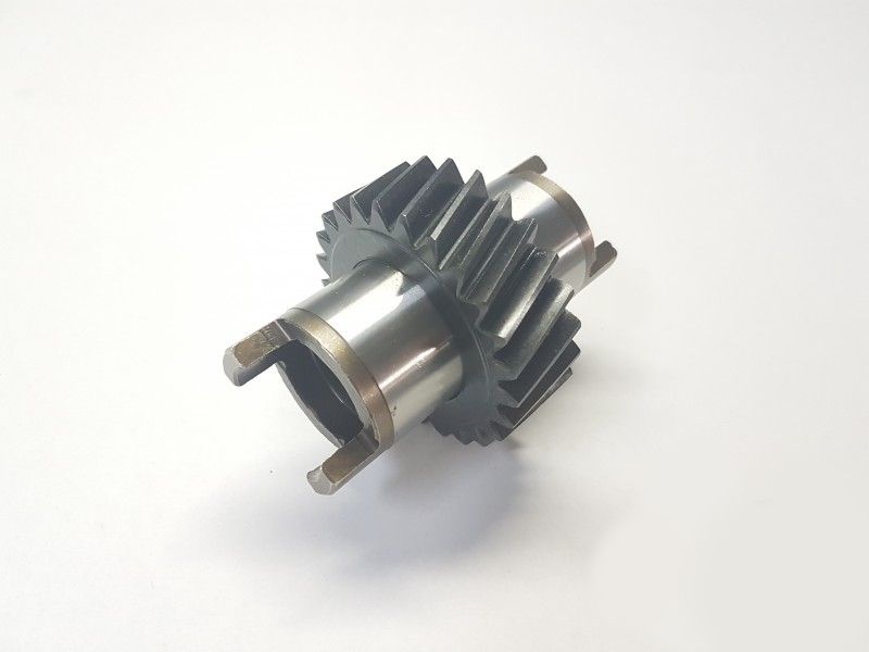 Wałek napędu pompy New Holland 98465572 CNH