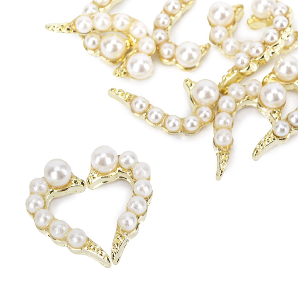 Ozdoby do paznokci serce 3D Molly Nails white pearl 10 szt