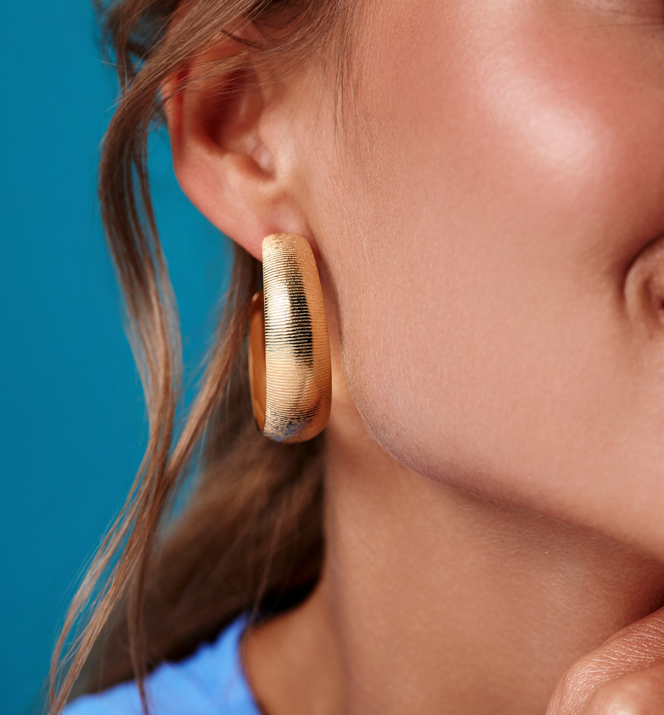 Kolczyki koła o satynowej fakturze złote KSY0647 - By Dziubeka