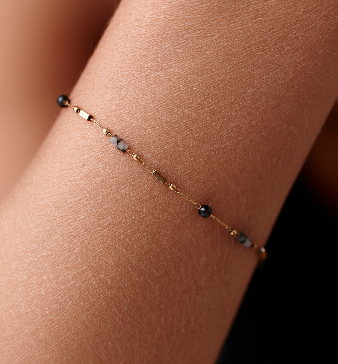 Bransoletka na złotym łańcuszku z czarnym agatem i labradorytem BEA0102