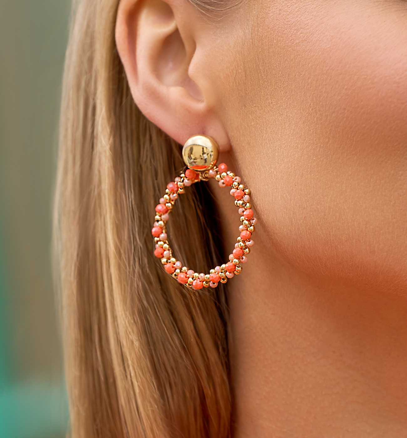 Kolczyki okrągłe z brzoskwiniowymi kryształkami KWE0217