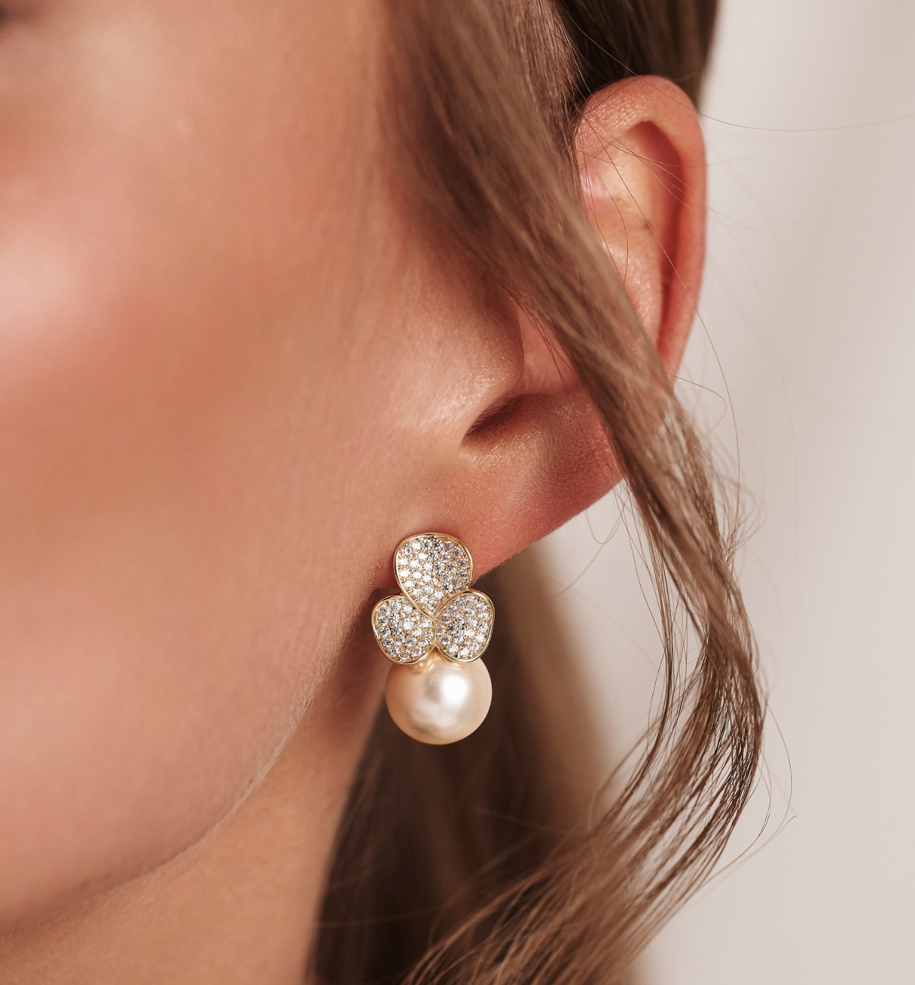 Kolczyki złote trzy płatki z perłą KLU0113