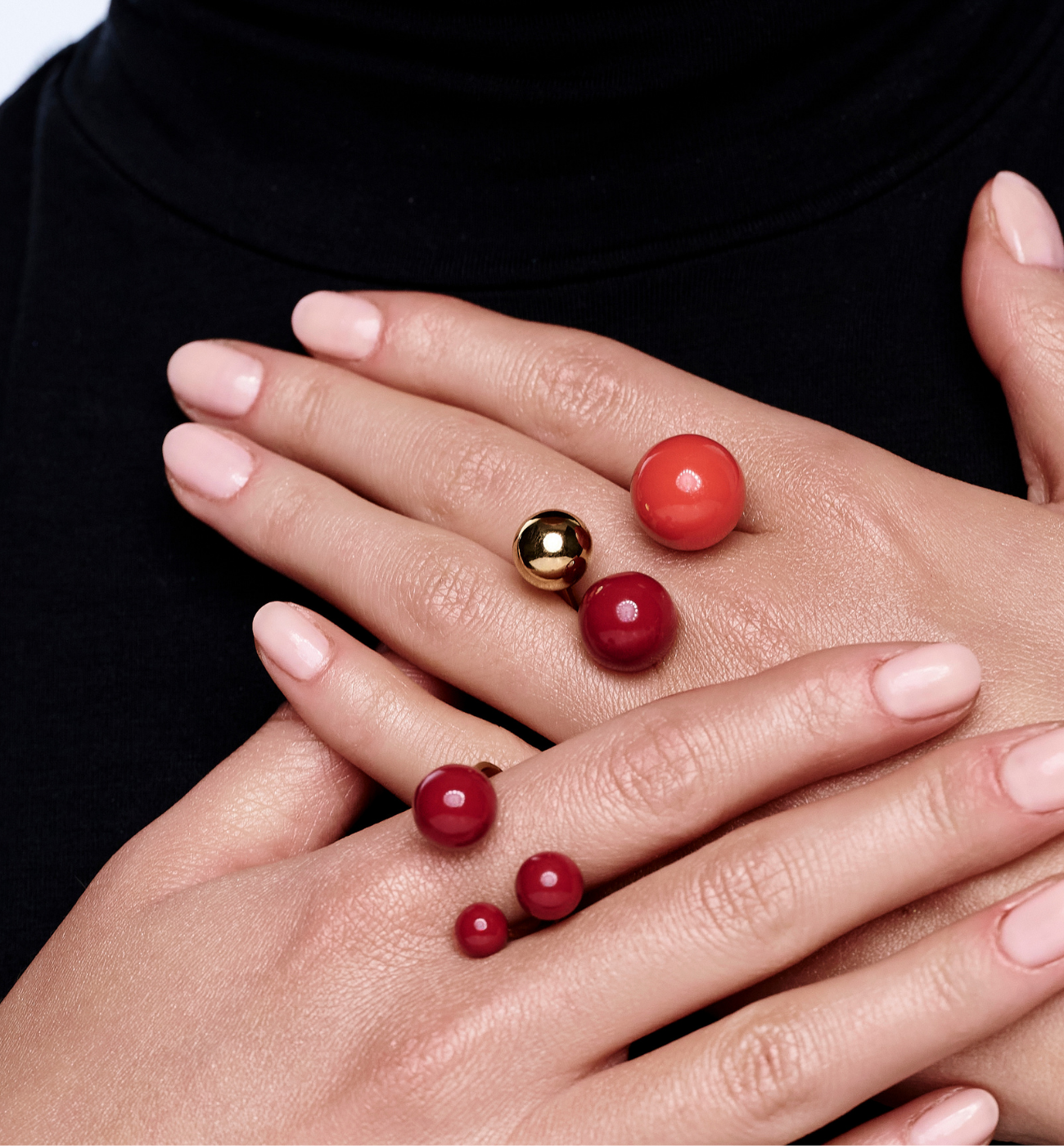 Pierścionek z trzema kulami z bordową emalią - By Dziubeka