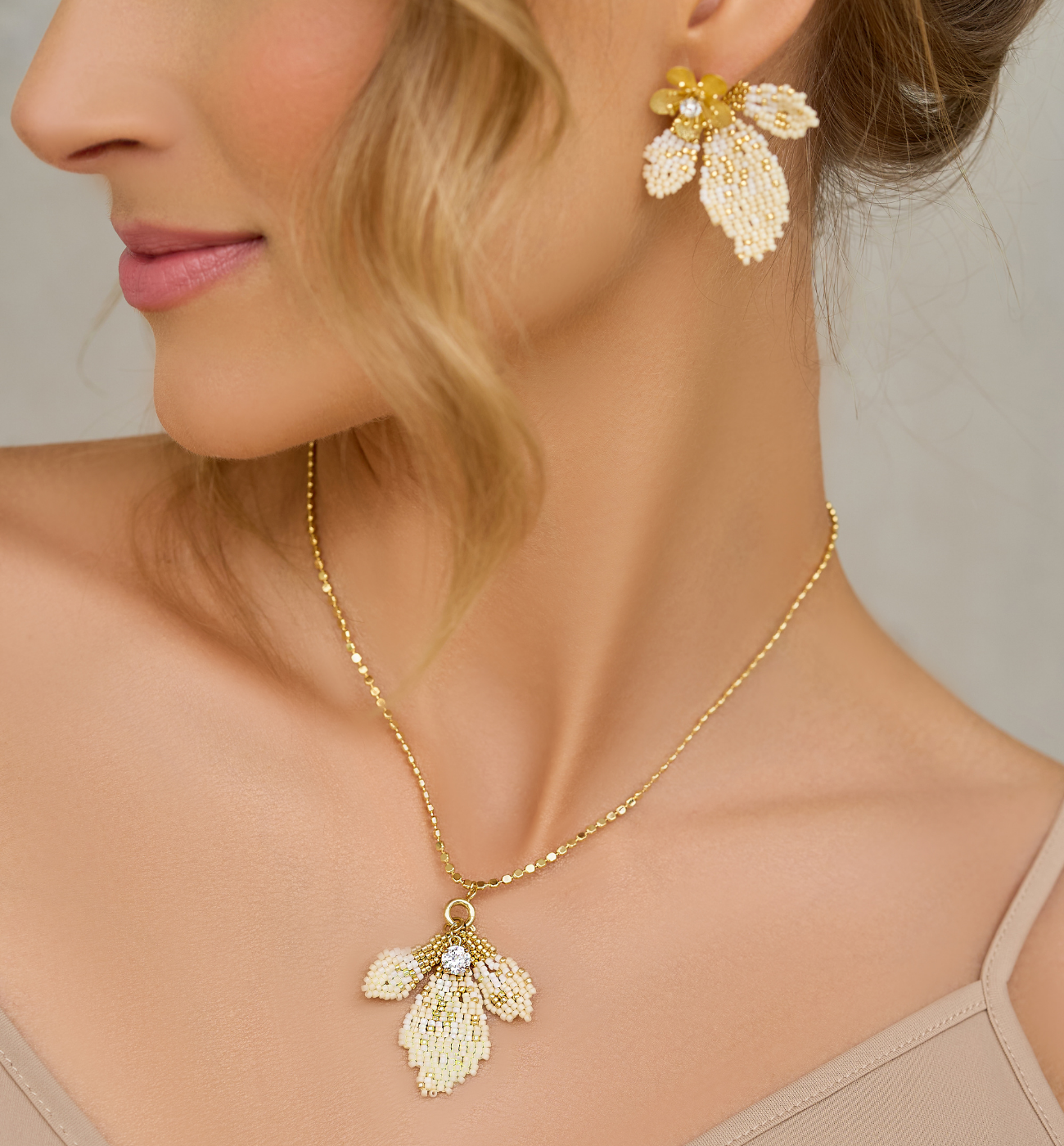 Naszyjnik z kwiatkiem kremowy Floral Leaf NBI0015