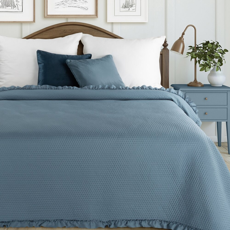 Narzuta na łóżko 240x220 cm granatowa z falbanką do sypialni FABIO