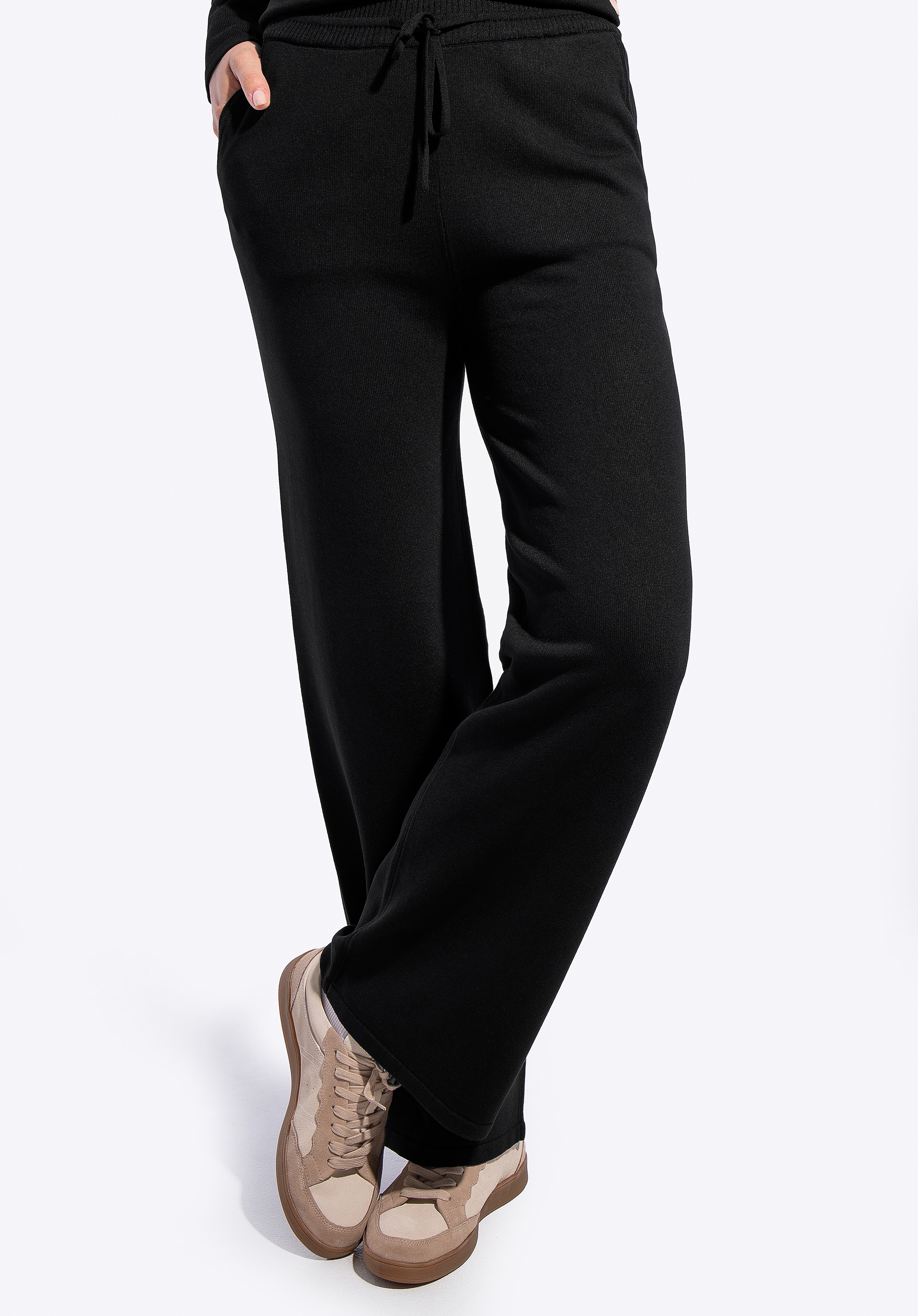 Spodnie damskie z szeroką nogawką czarne