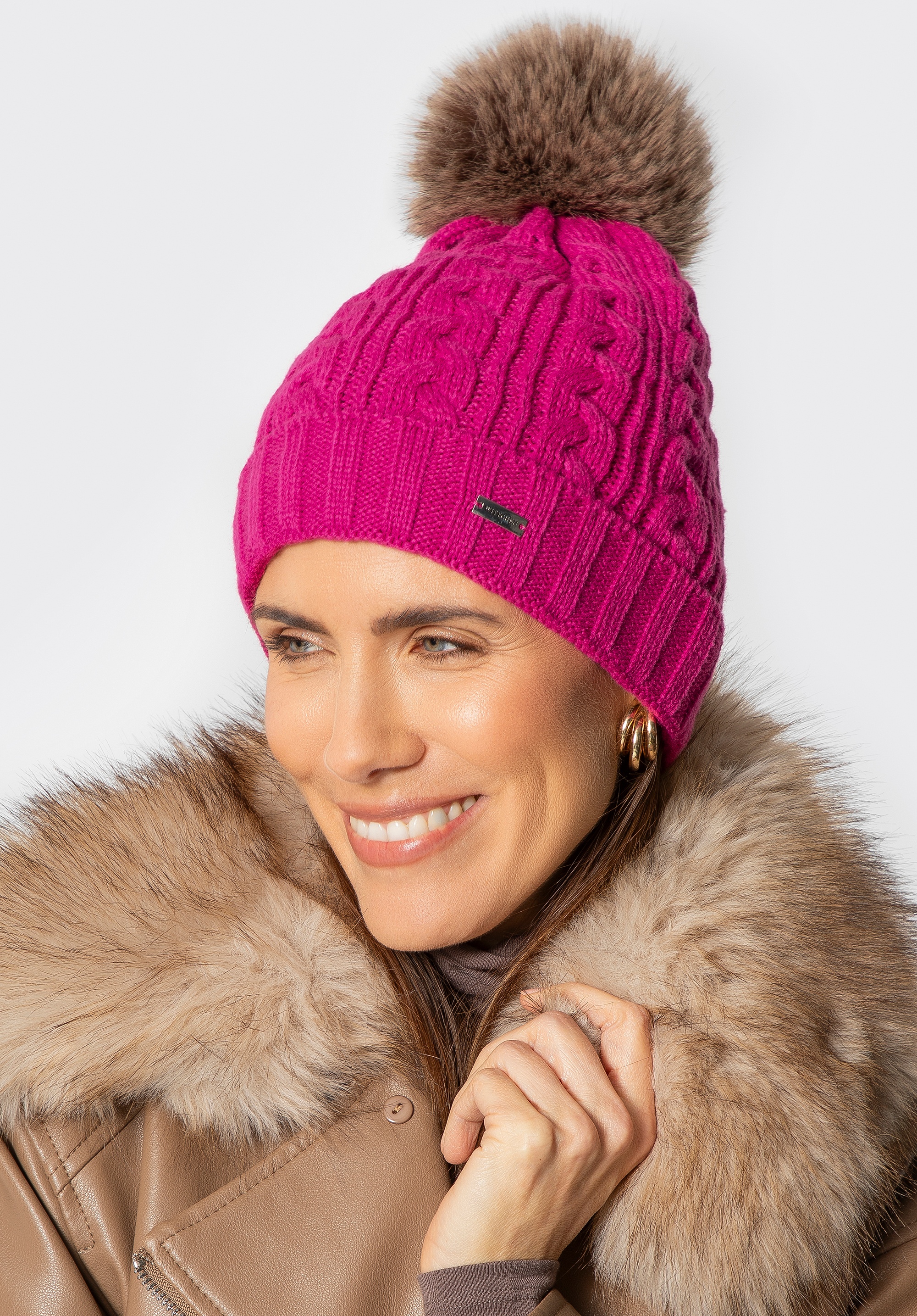 Czapka damska z warkoczowym splotem i pomponem fuksjowa