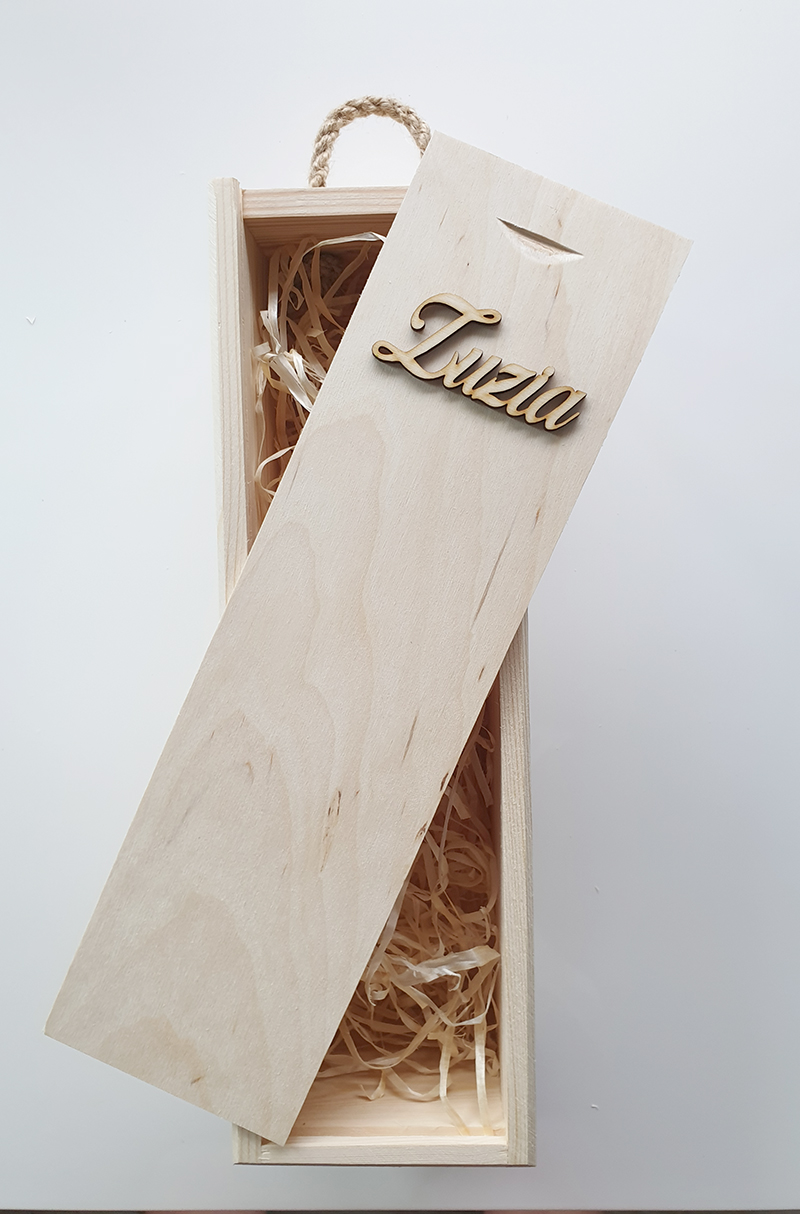 Skrzynka, pudełko drewniane na wino z wełną, napis imię