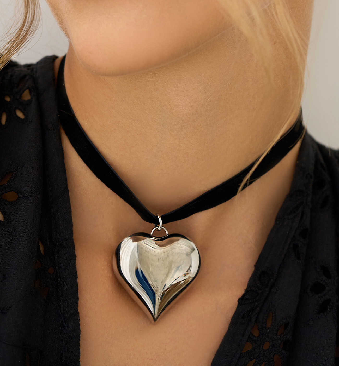 Naszyjnik ze srebrnym sercem na czarnej tasiemce - By Dziubeka