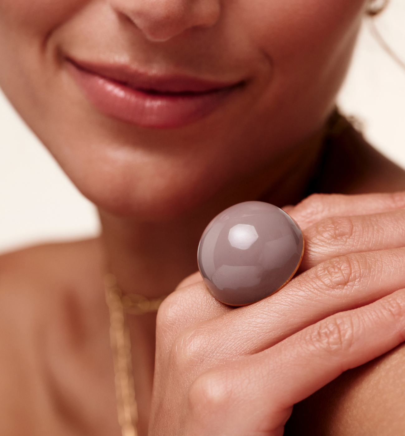 Pierścionek z taupe’ową emalią w złotej oprawie PSA1203