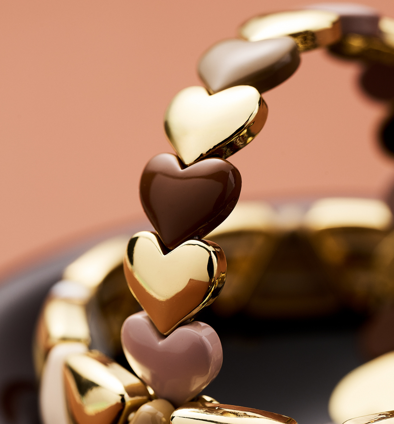 Bransoletka z serduszek w odcieniach nude i złota BCR0009