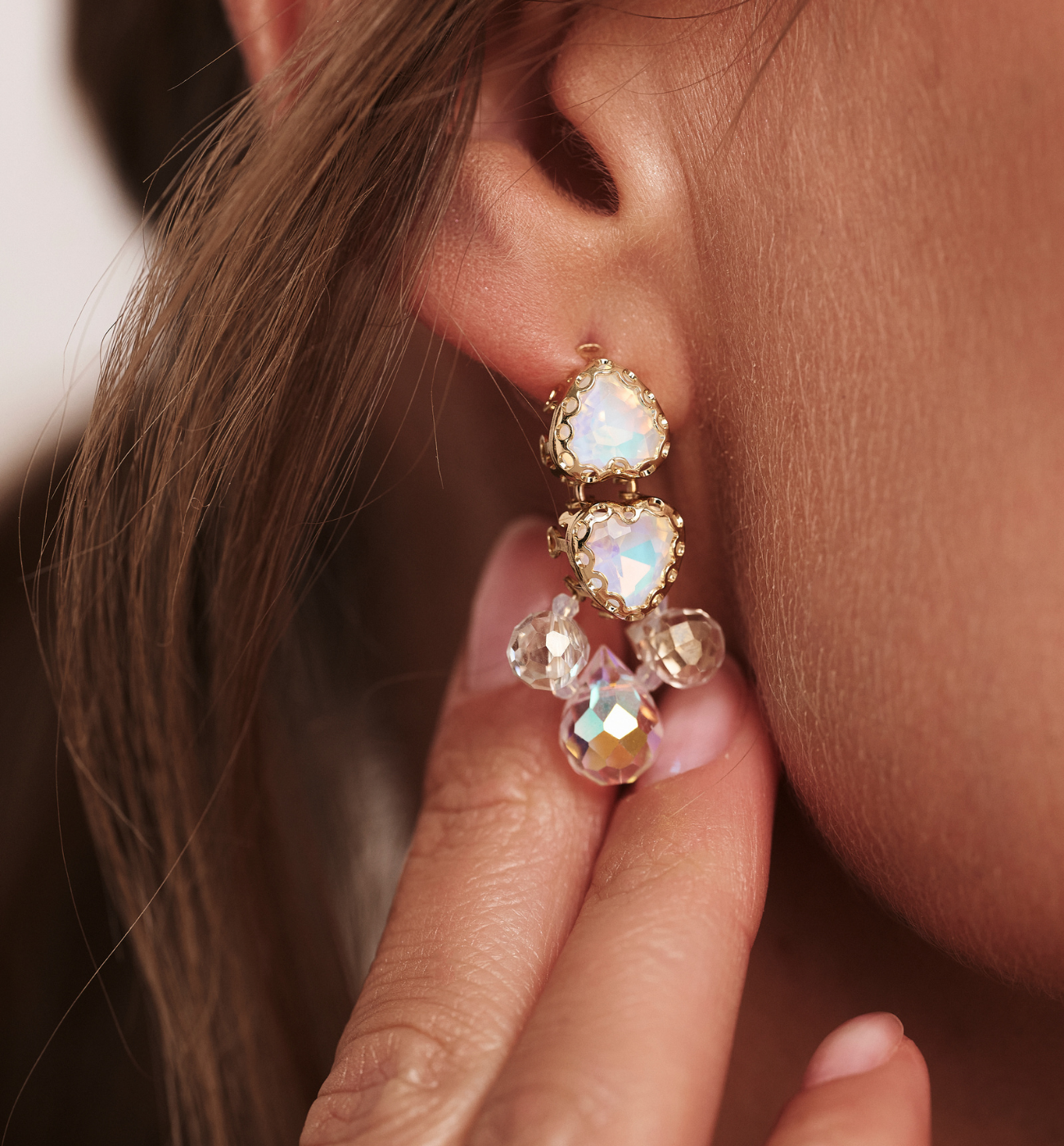 Kolczyki opalizujące białe z kryształami KGA0038 - By Dziubeka