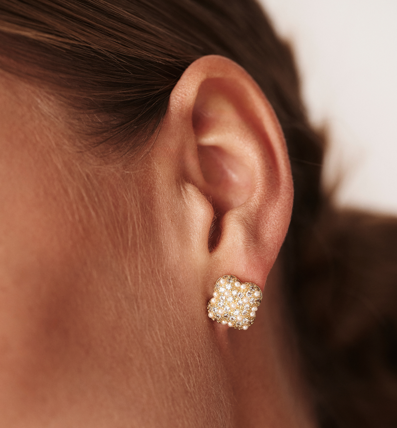 Kolczyki w kształcie koniczyny z perełkami i cyrkoniami – złote KSS2034