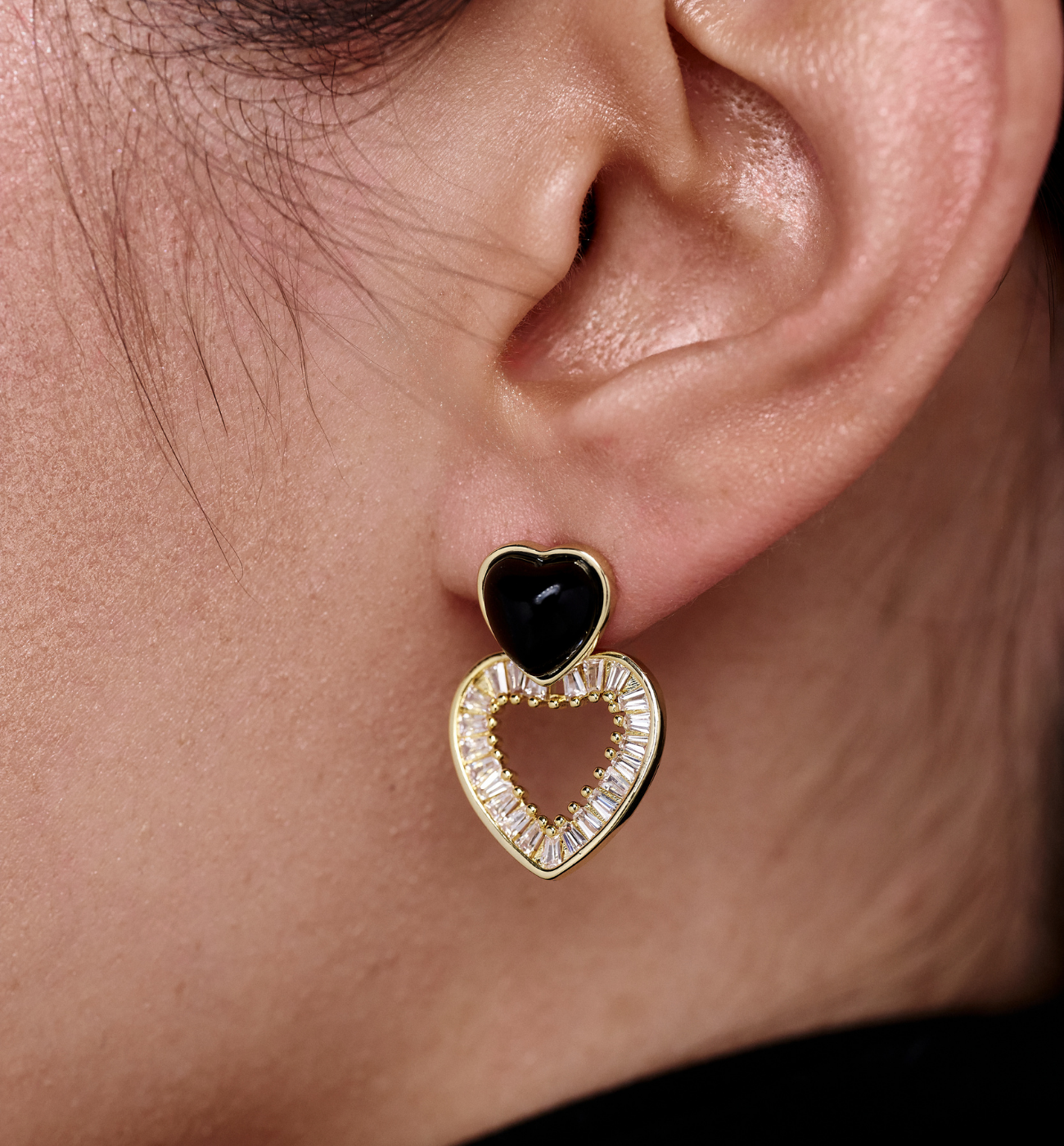 Kolczyki serca z czarną emalią i kryształami złote - By Dziubeka