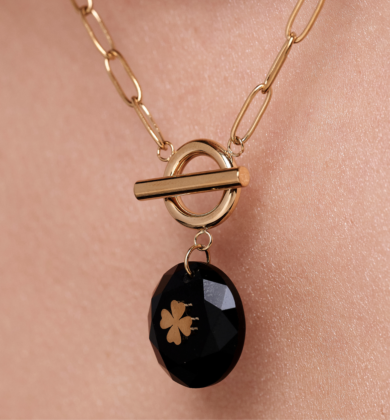 Naszyjnik z czarnym agatem i złotą koniczyną NEA0055 - By Dziubeka