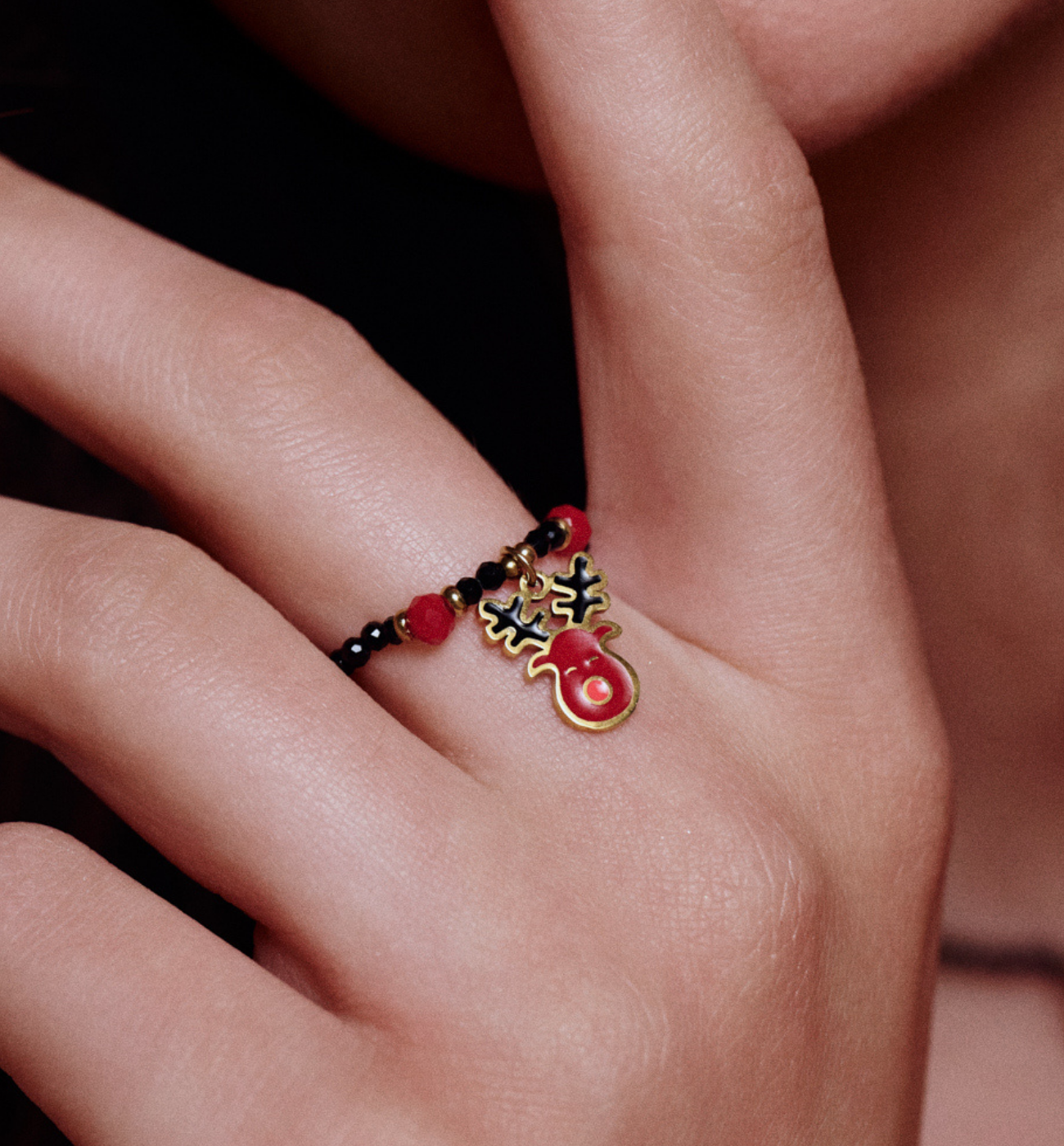 Pierścionek elastyczny czarno czerwony z reniferem - By Dziubeka