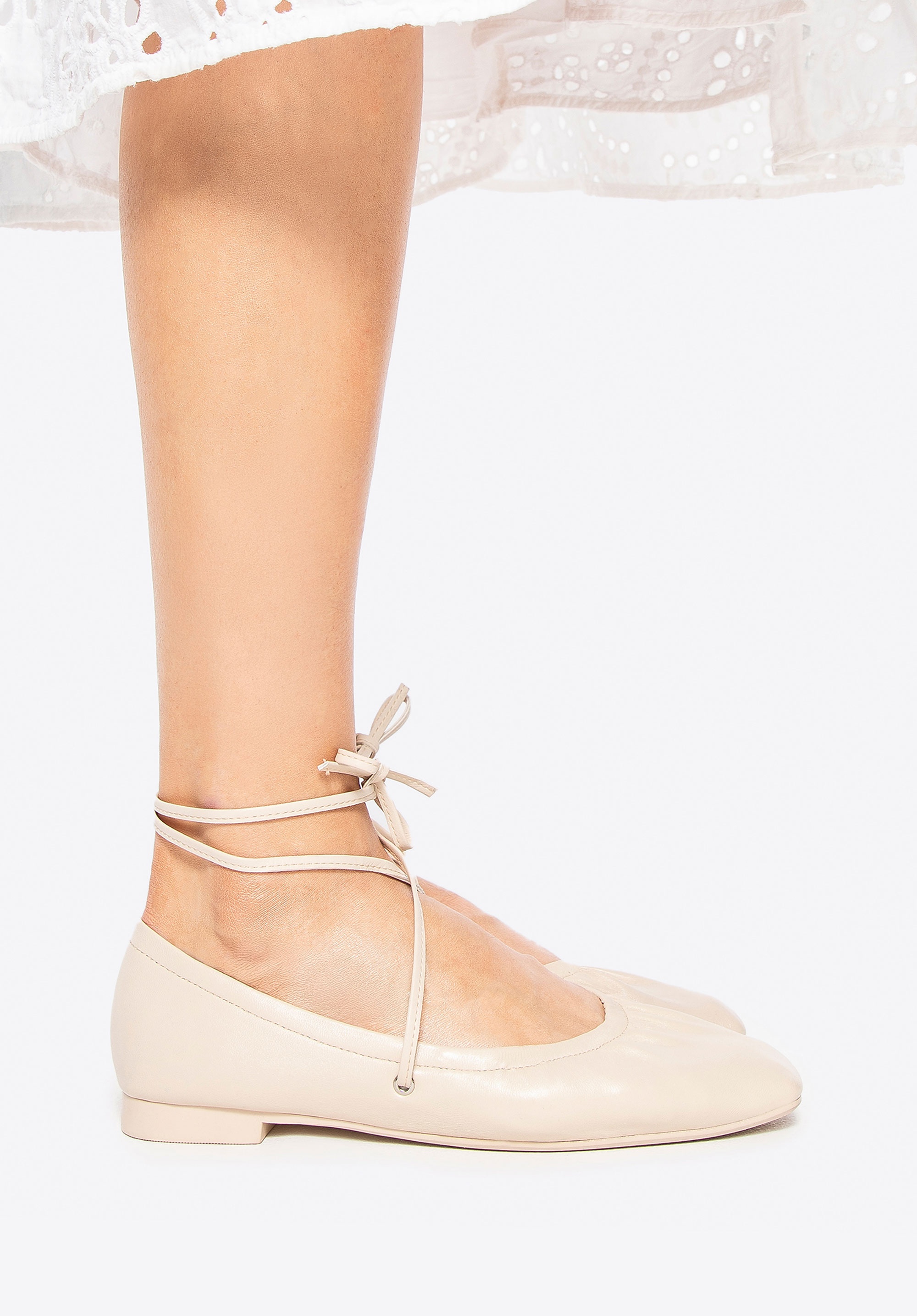 Baleriny ze skóry naturalnej z wiązaniem beżowe