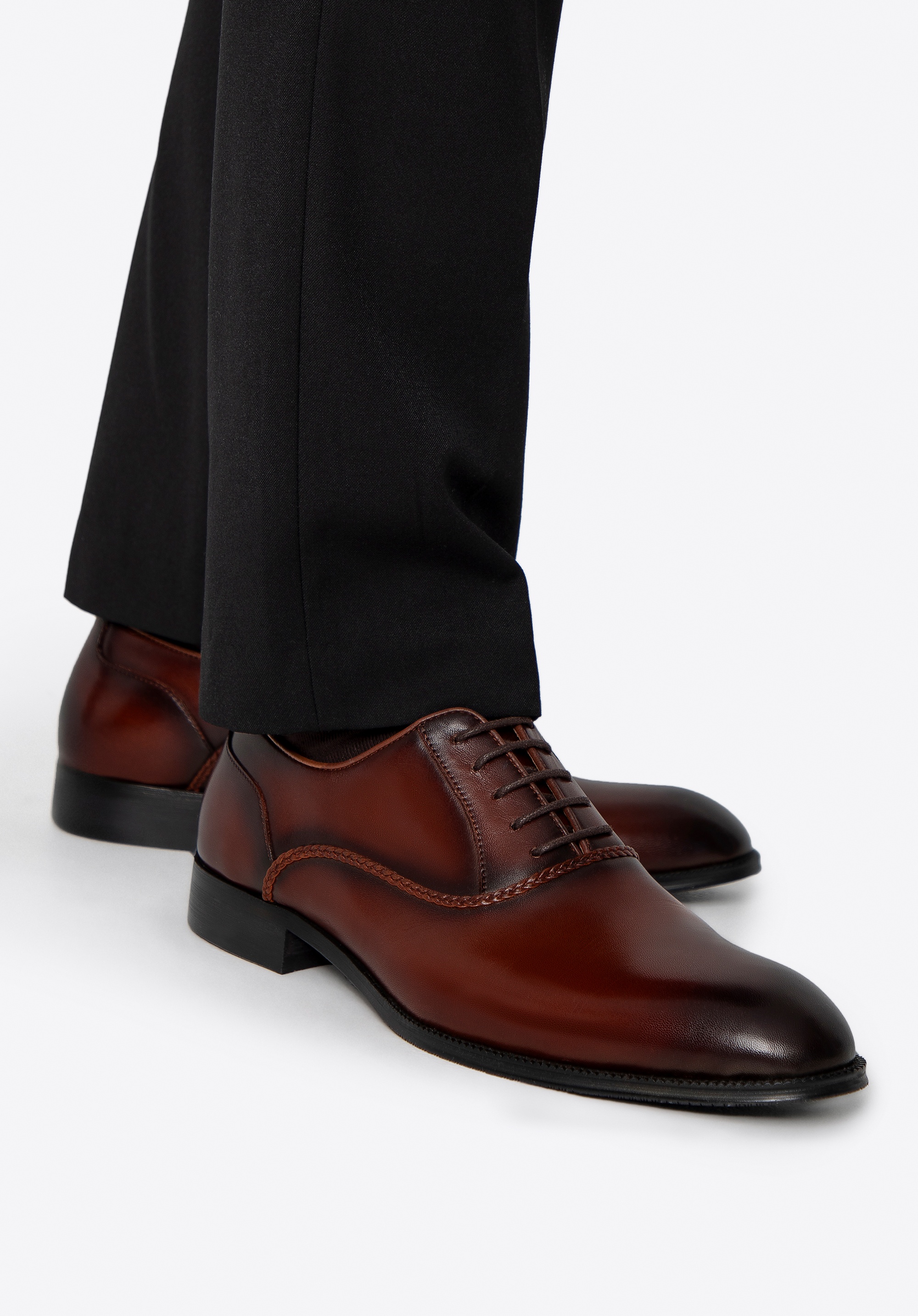 Męskie półbuty skórzane z dekoracyjnym przeszyciem jasny brąz