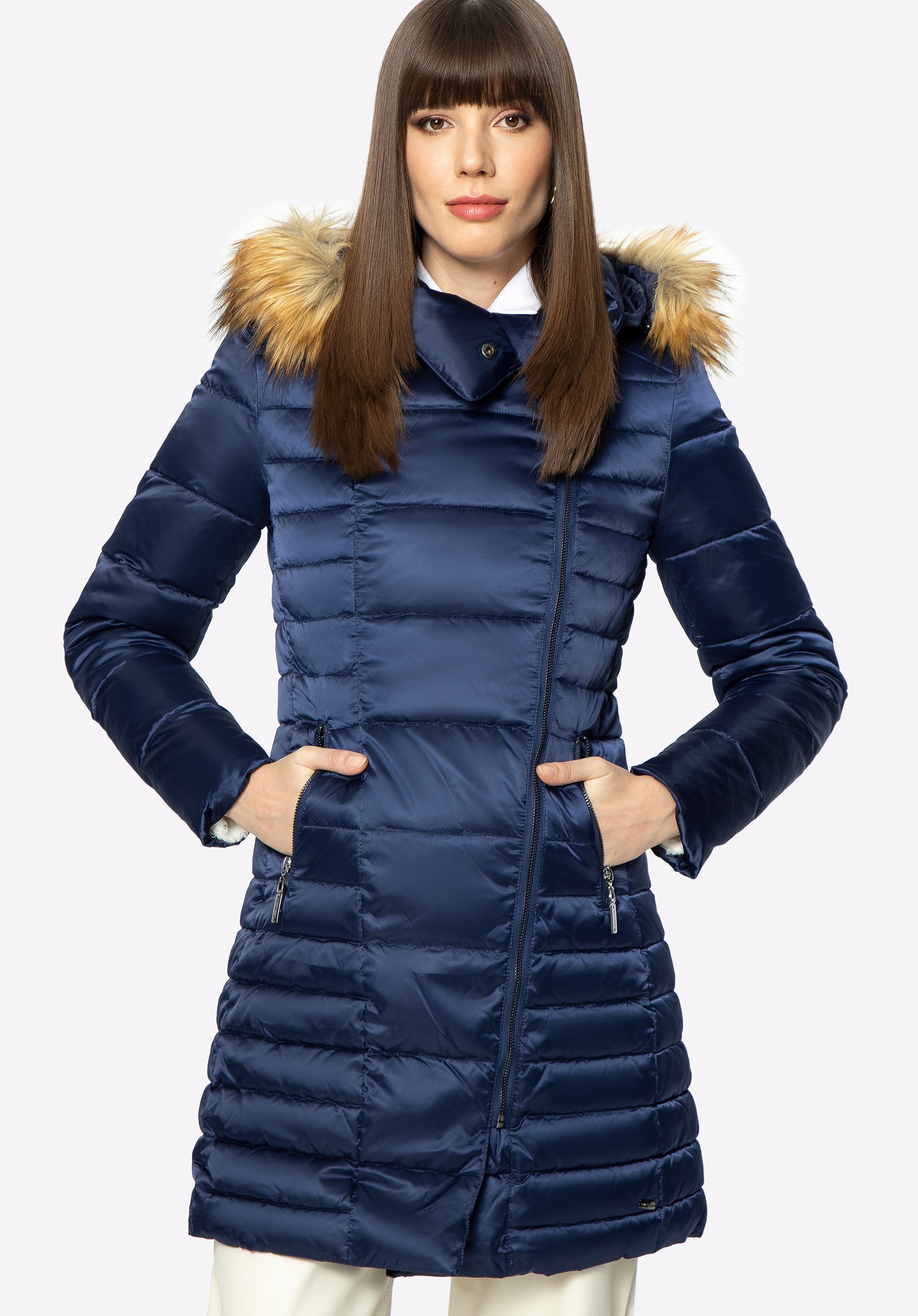 Damska kurtka puchowa z asymetrycznym zapięciem granatowa