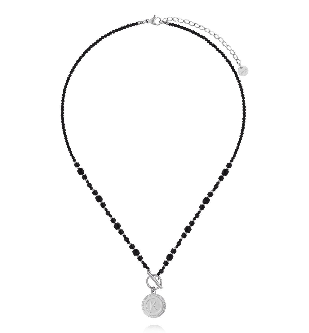 Naszyjnik z czarnymi kamieniami i zawieszką z literką K – srebrne wykończenie - By Dziubeka