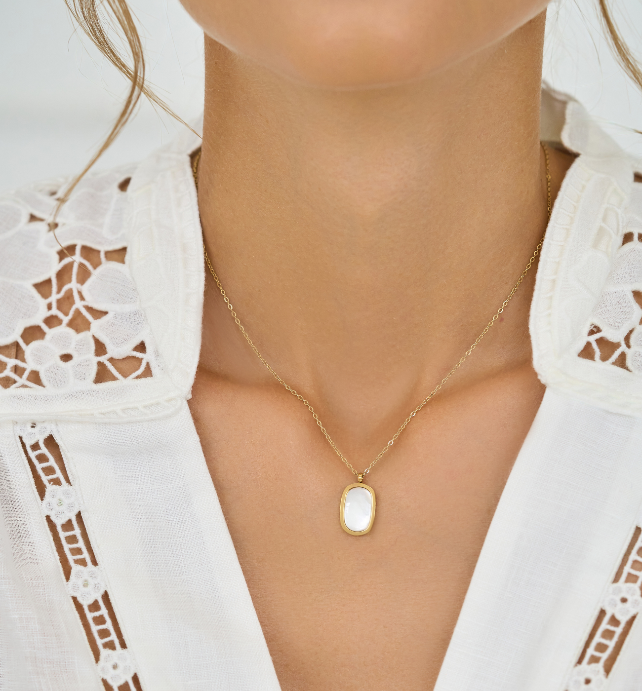 Naszyjnik z prostokątną zawieszką z masy perłowej NSA1199